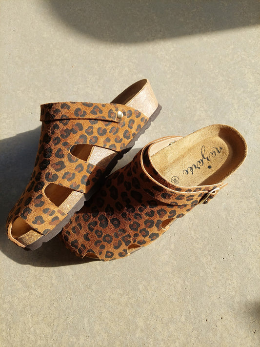 <p data-mce-fragment="1"><strong data-mce-fragment="1"> À la Découverte des Sabots : Histoire, Tradition et Bien-être des Pieds</strong></p> <p data-mce-fragment="1"> </p>